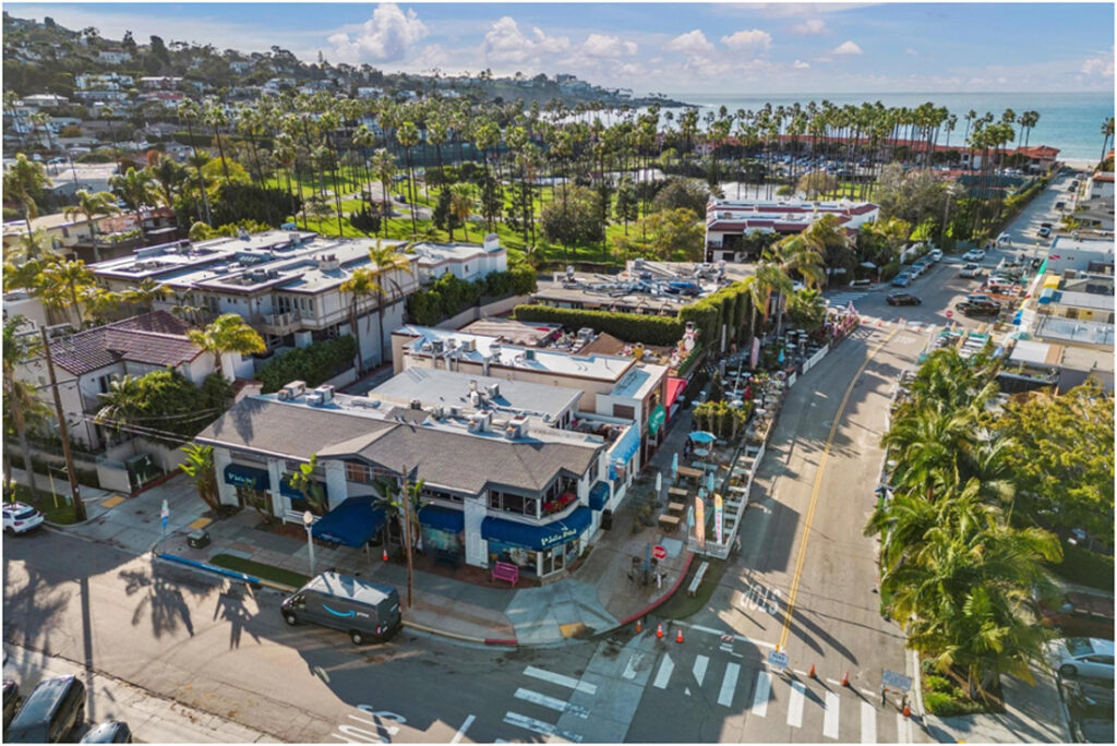 Aerial view of La jolla shores and the restaurants down the road from the beach
