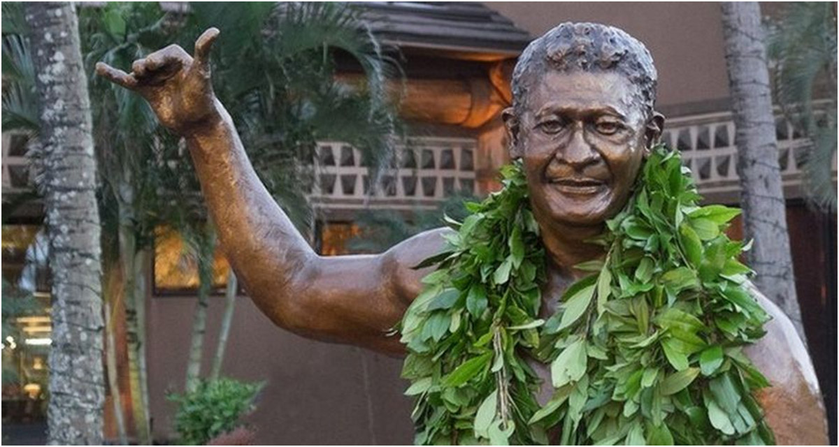 Statue of Kalili at the Polynesian Cultural Center on Oahu,Hawaii Honoring Hamana Kalili - father of the Shaka - polynesia.com